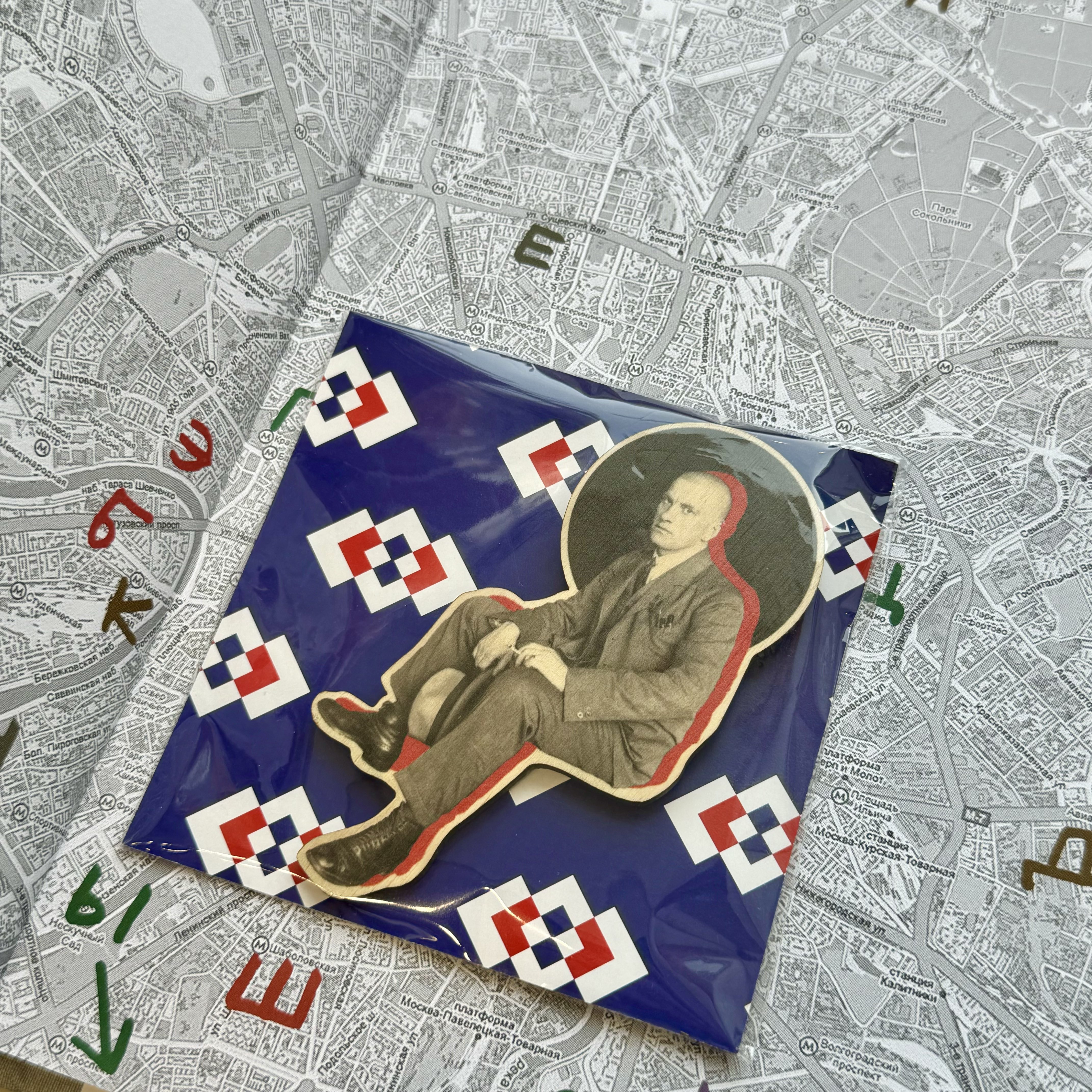 Магнит Родченко. Маяковский сидит