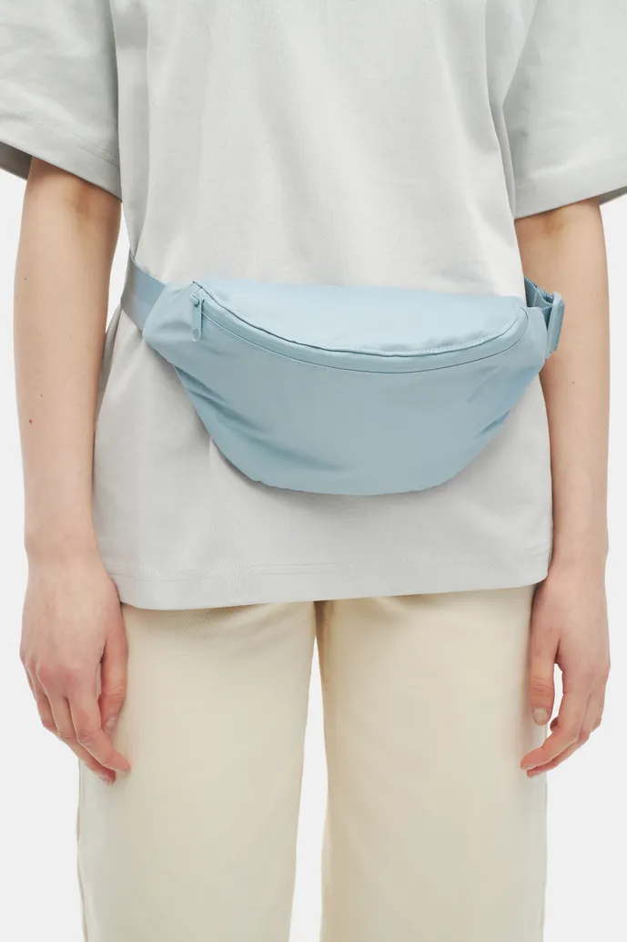 Классическая поясная сумка Shu светло-голубая