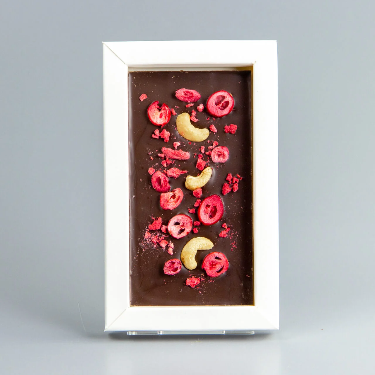 Тёмный шоколад с клюквой, малиной и жаренным кешью НГ26