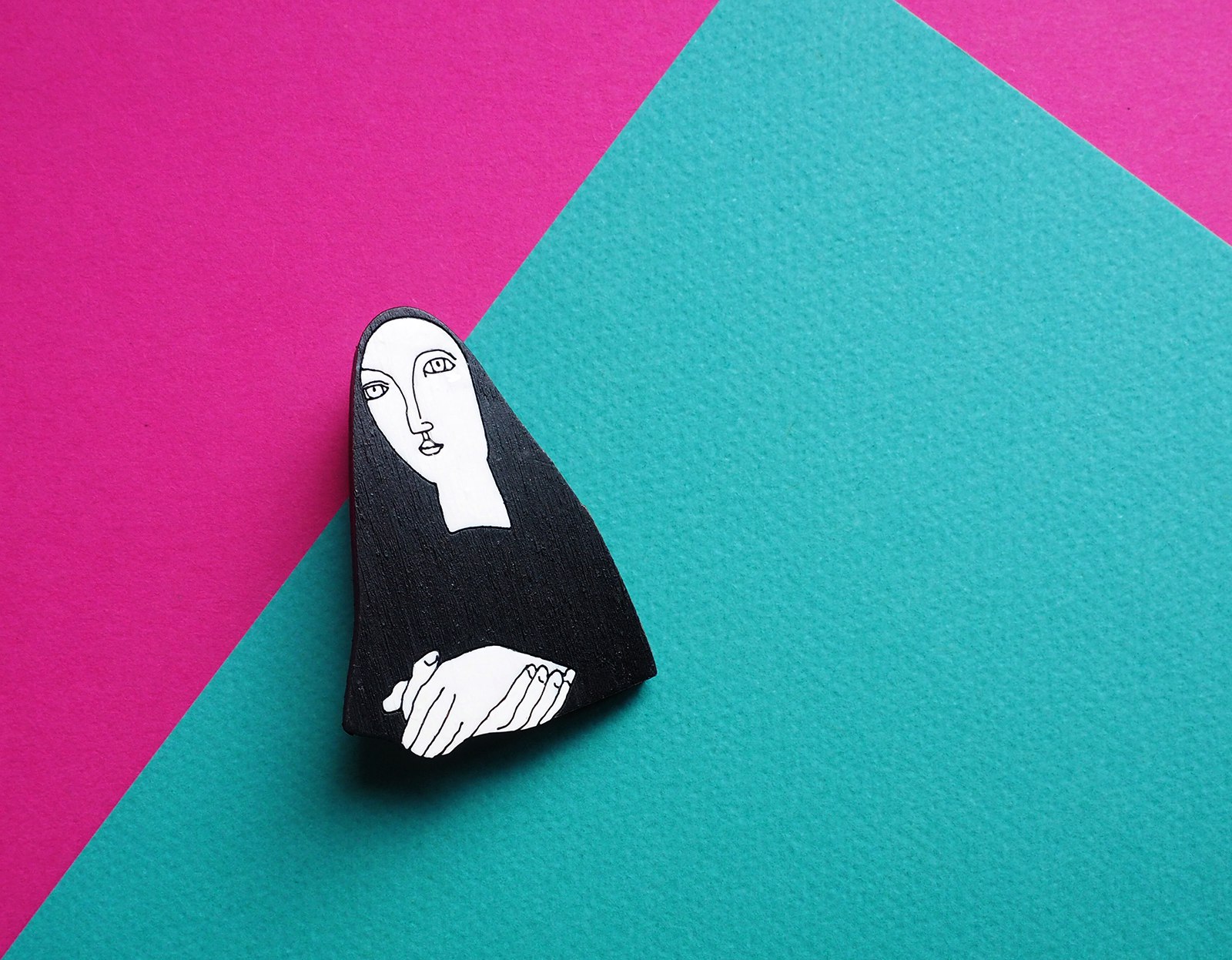 Брошь Монашка