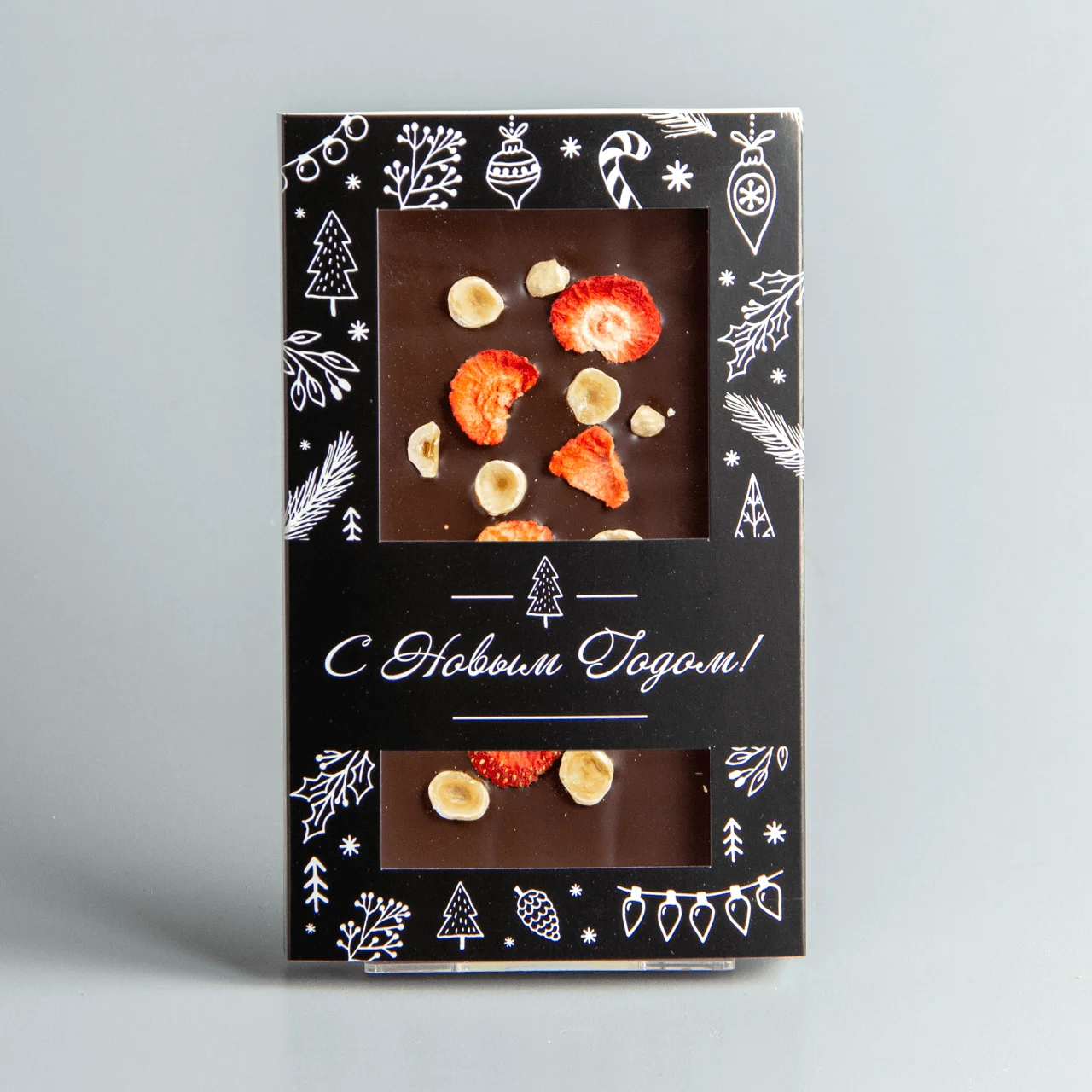 Тёмный шоколад с клубникой и жаренным фундуком НГ24