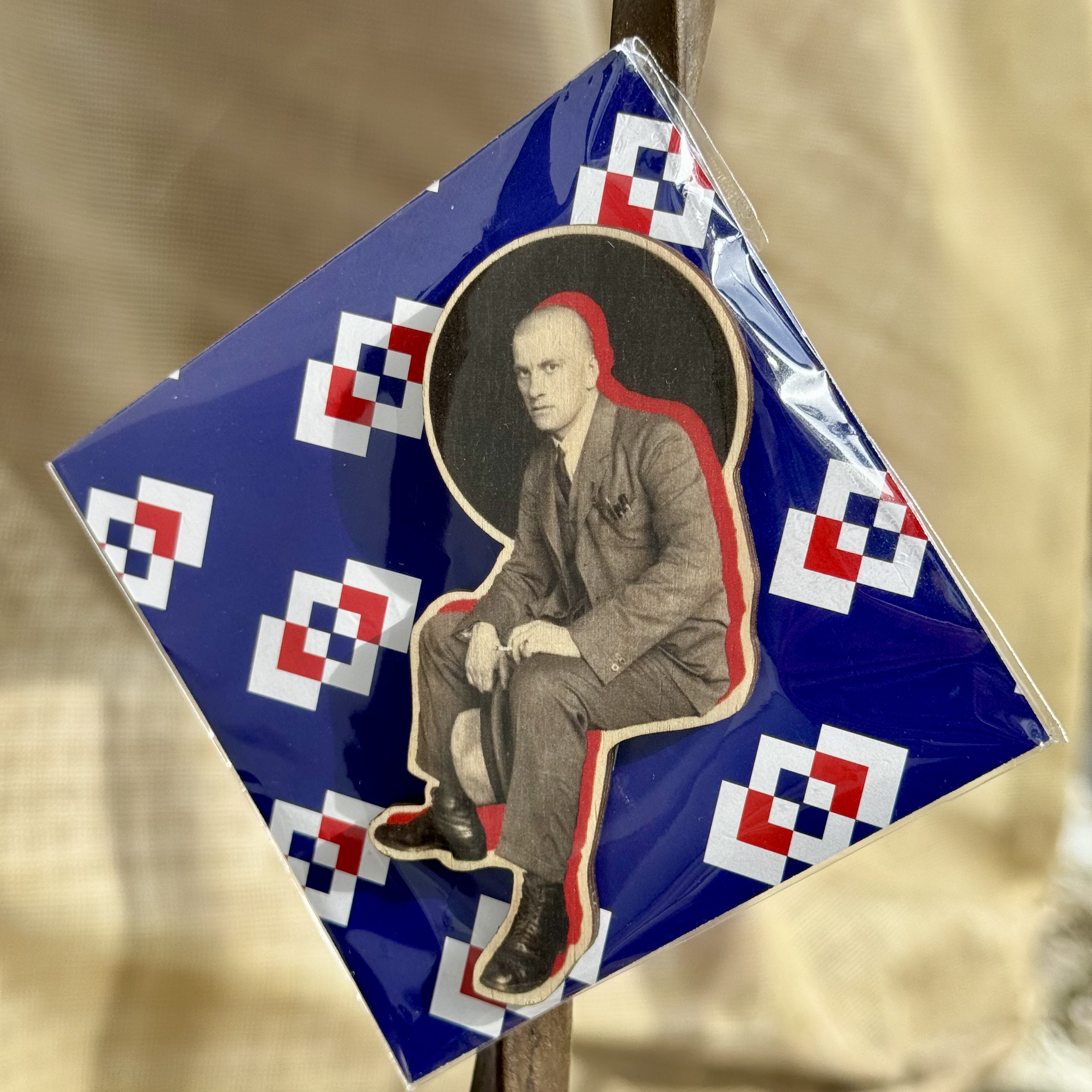 Магнит Родченко. Маяковский сидит