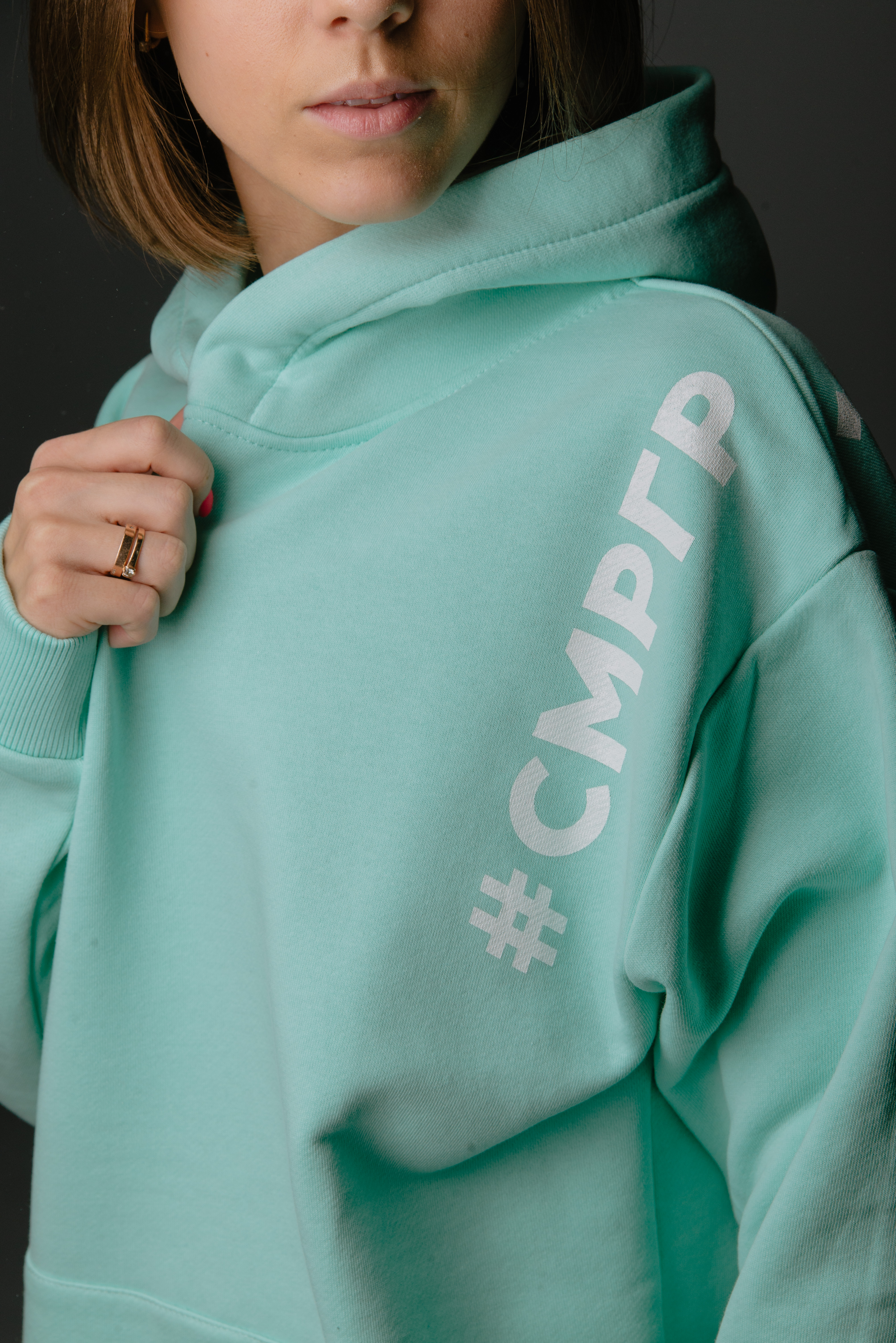 Худи #СМРГР на плече (мятная)