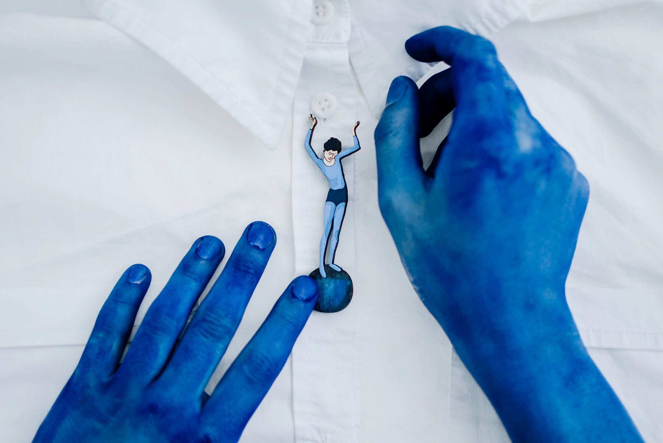 Брошь Девочка на шаре