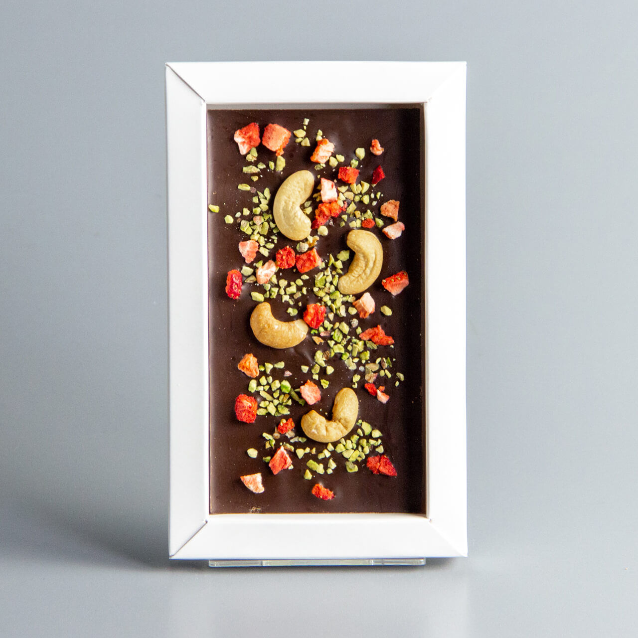 Тёмный шоколад с клубникой, фисташками и жаренным кешью 9