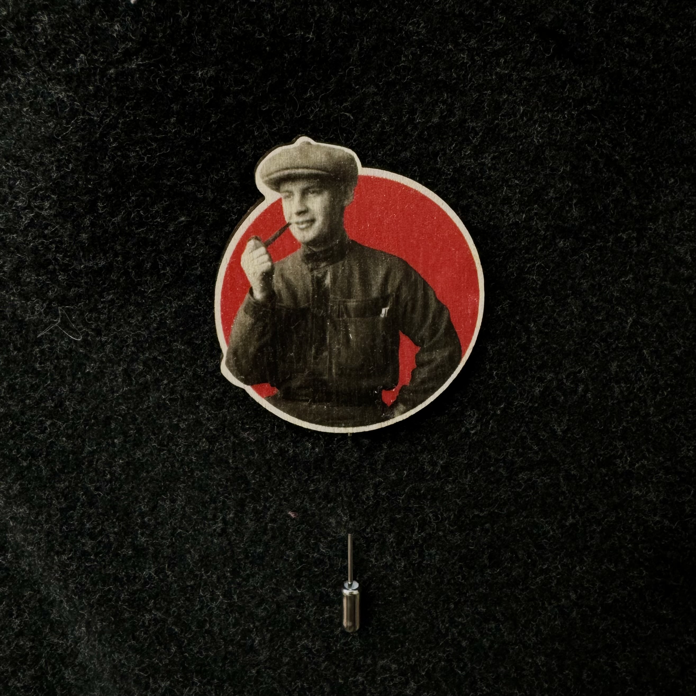 Брошь Родченко с трубкой