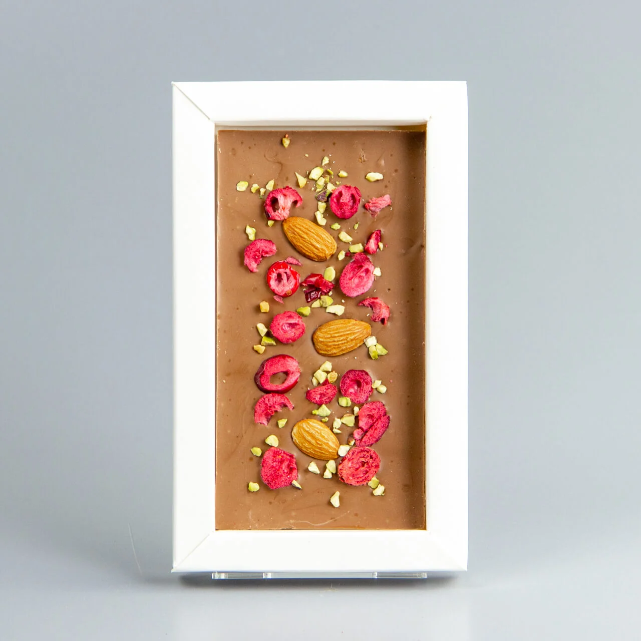 Молочный шоколад с клюквой, миндалём и фисташками 19