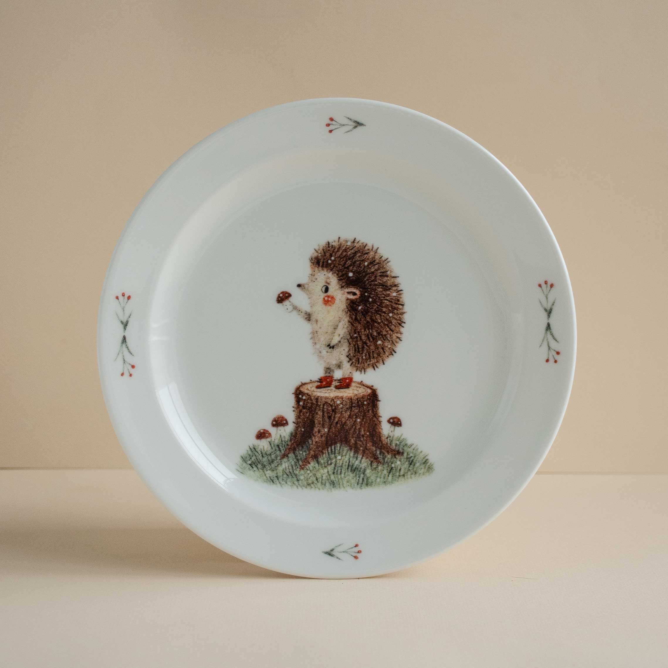 Тарелка Ежик на пенёчке, с грибочком, 20 см.