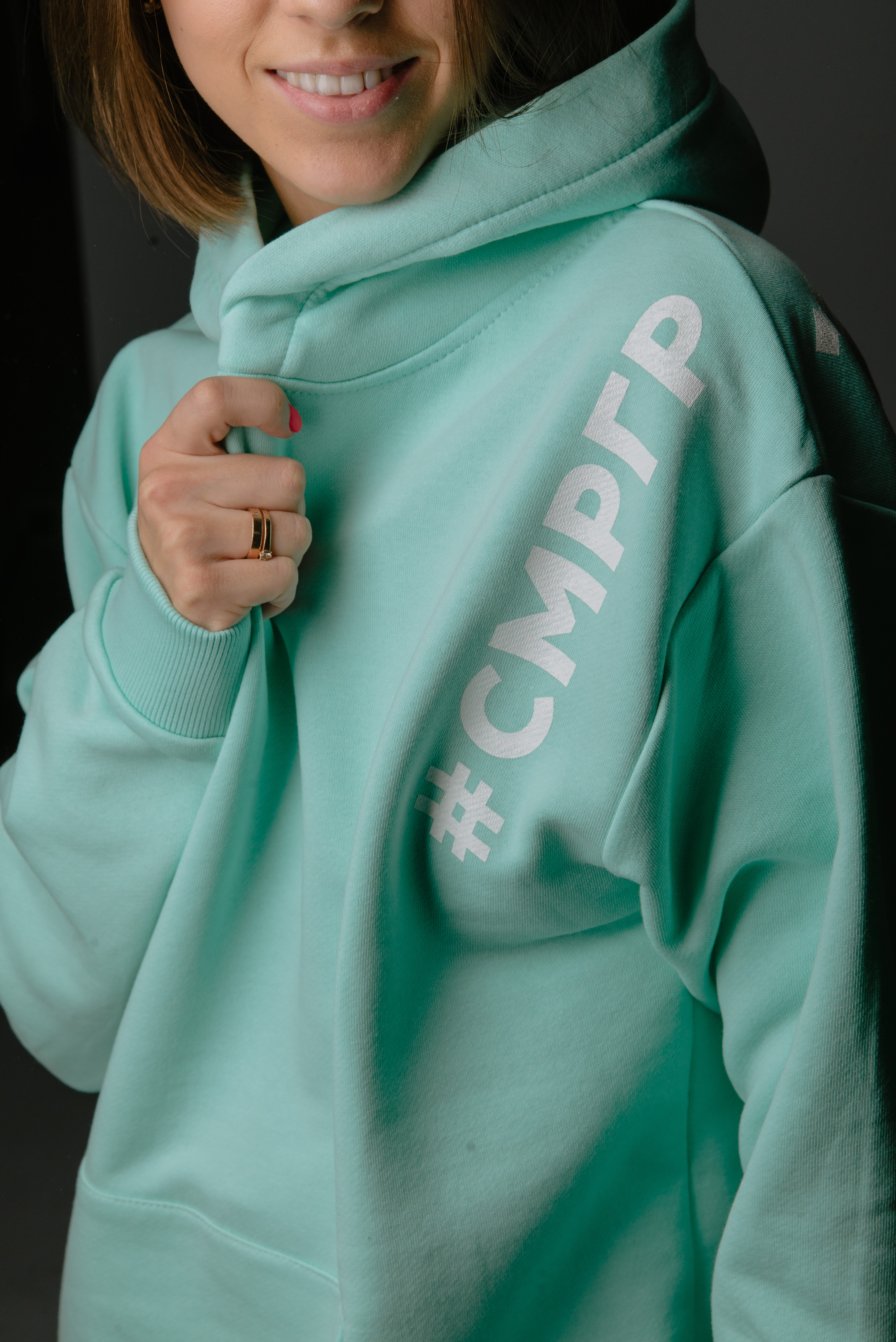 Худи #СМРГР на плече (мятная)