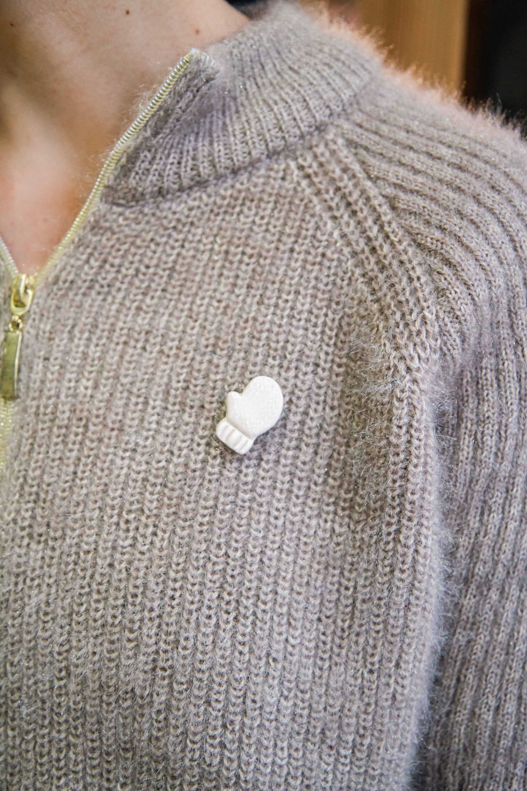 Брошь Варежка