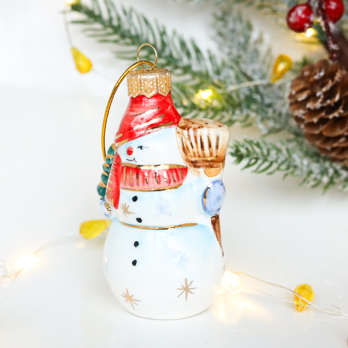 Елочная игрушка Снеговик с метлой