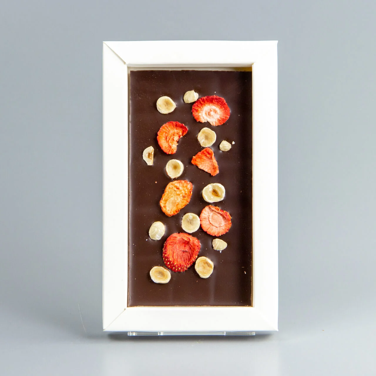 Тёмный шоколад с клубникой и жаренным фундуком НГ24