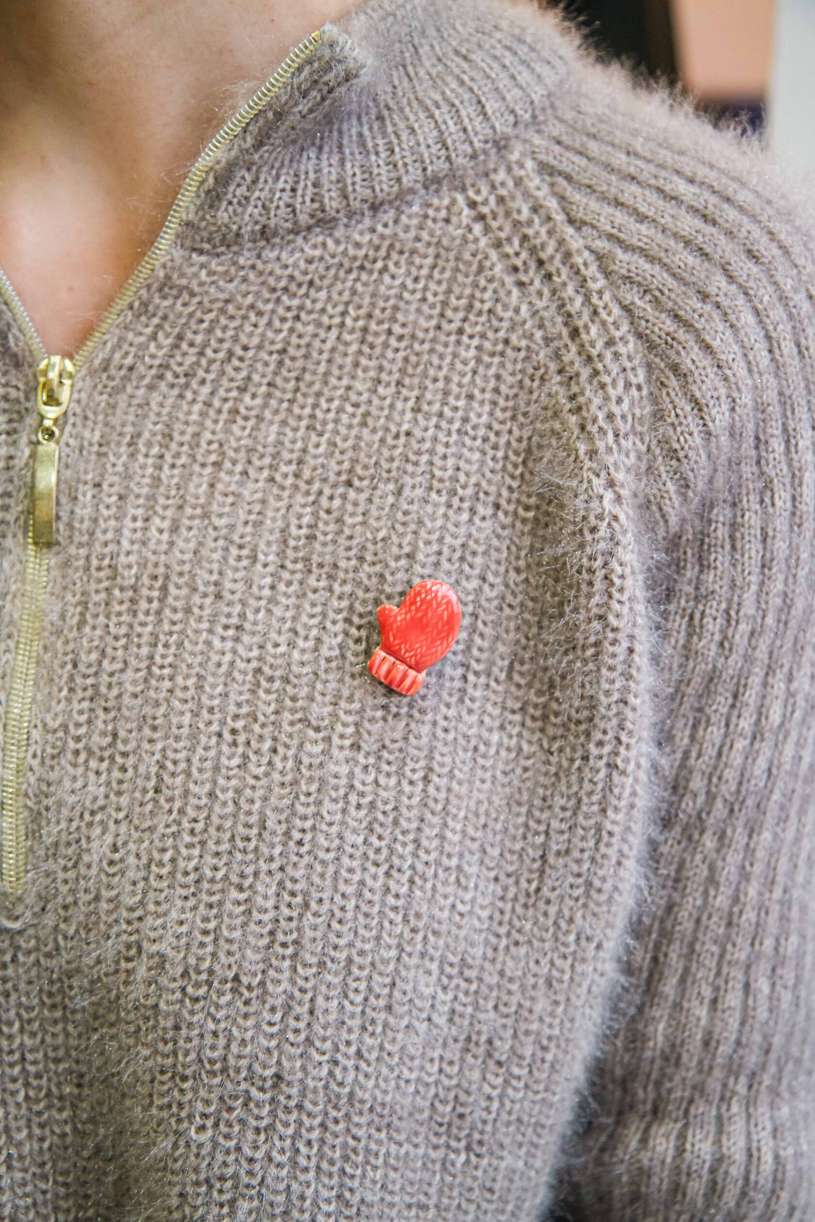 Брошь Варежка