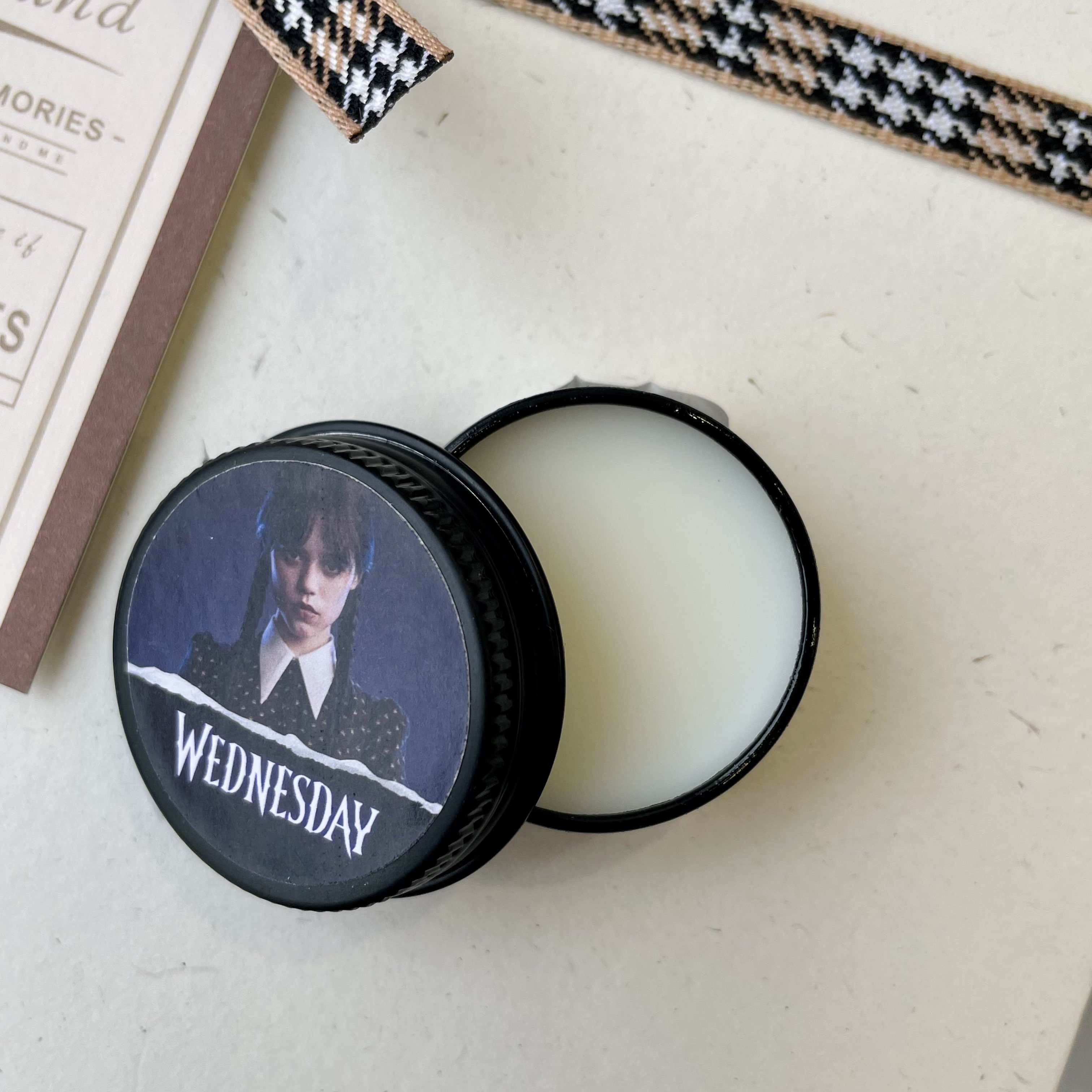 Твердые духи Уэнсдей