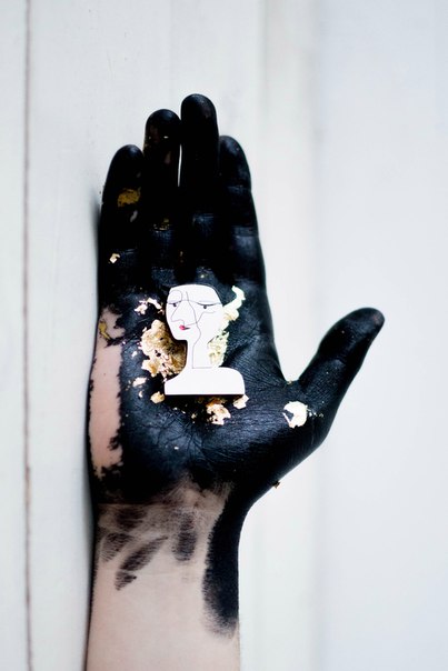 Брошь Запечатанная Дама