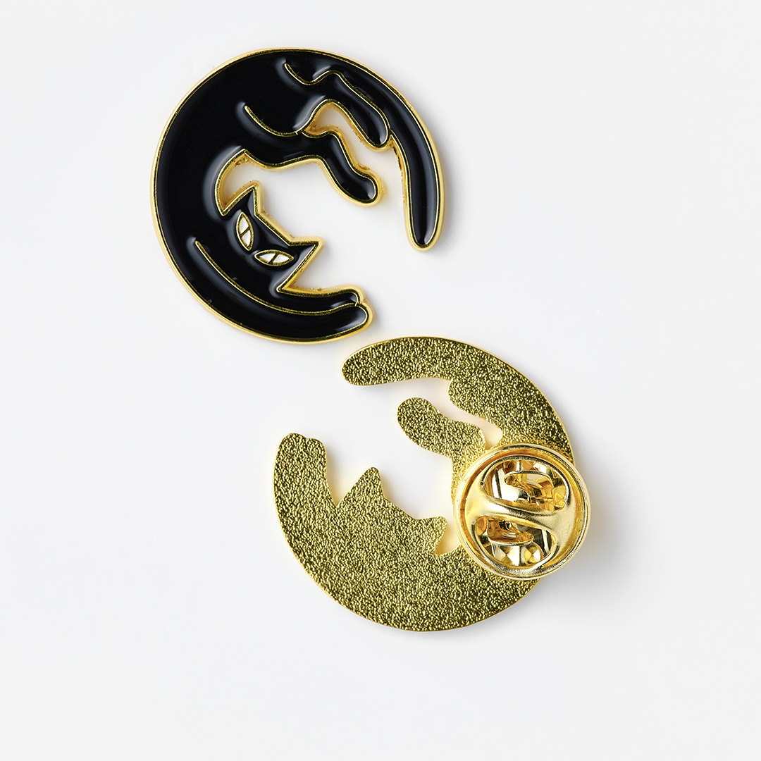 Значок эмалированный Кошка луна