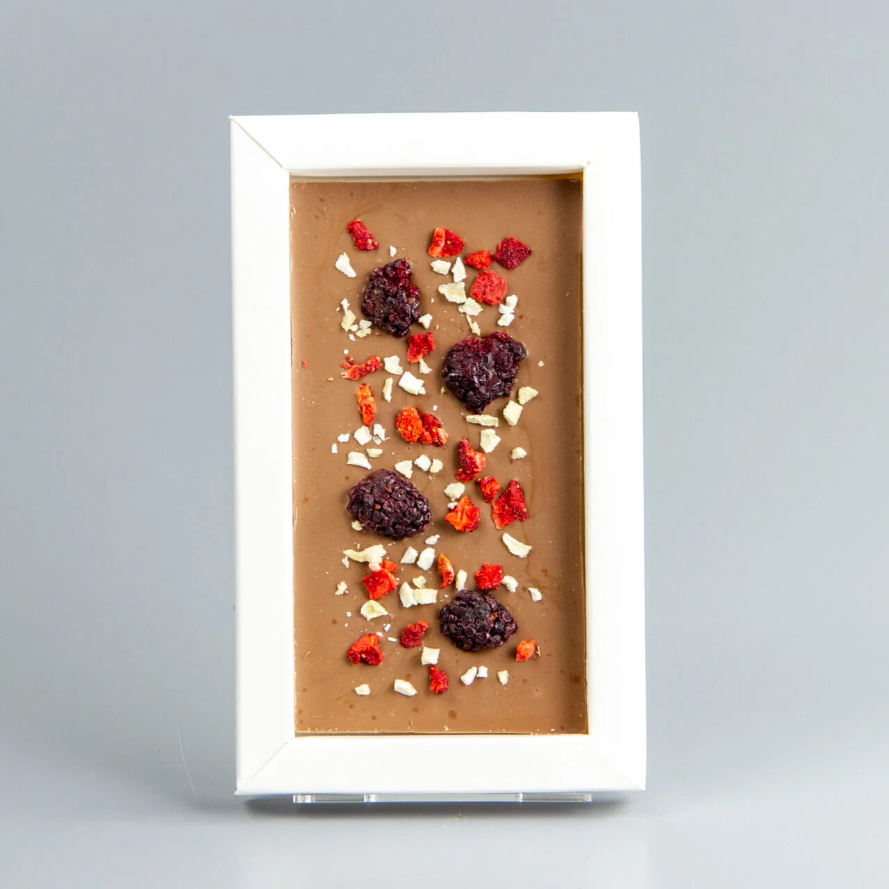 Молочный шоколад с клубникой, ежевикой и манго НГ23