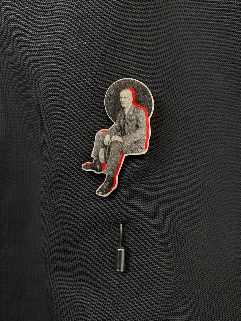 Брошь Родченко. Маяковский сидит