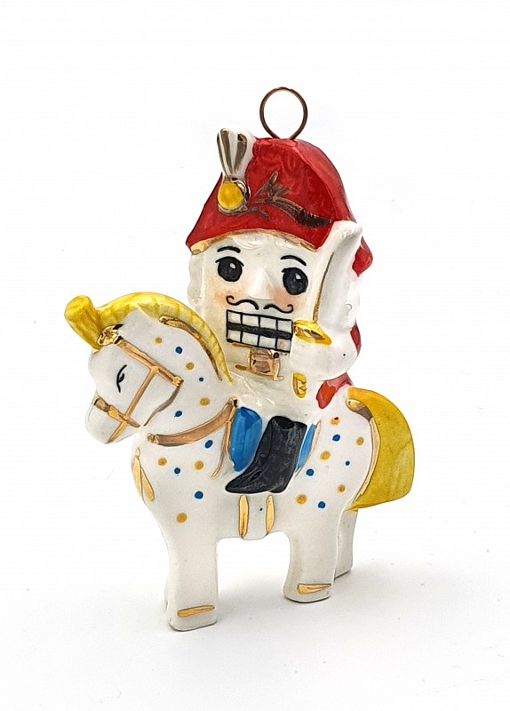Елочная игрушка Щелкунчик на коне (красный)