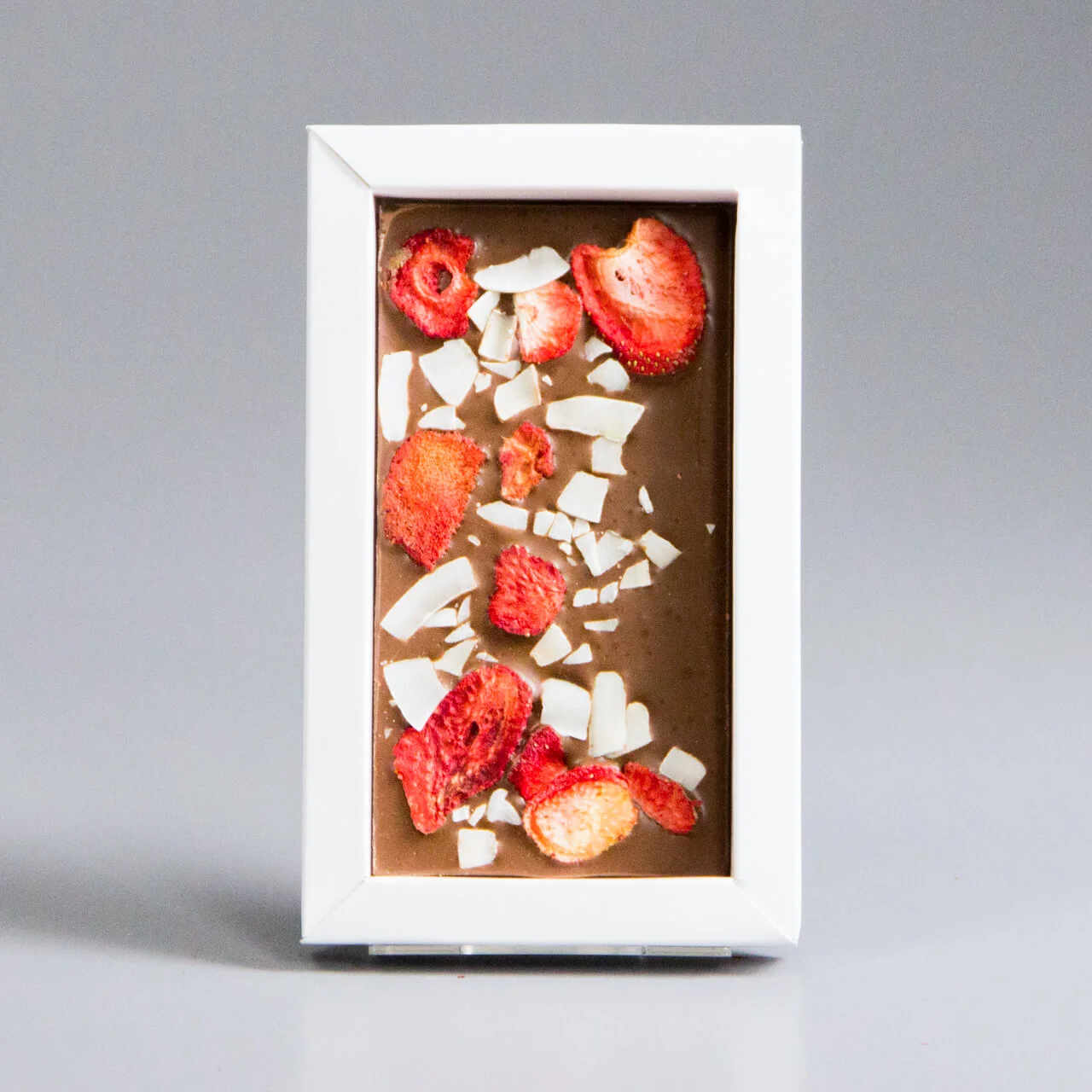 Молочный шоколад с клубникой и кусочками кокоса НГ12