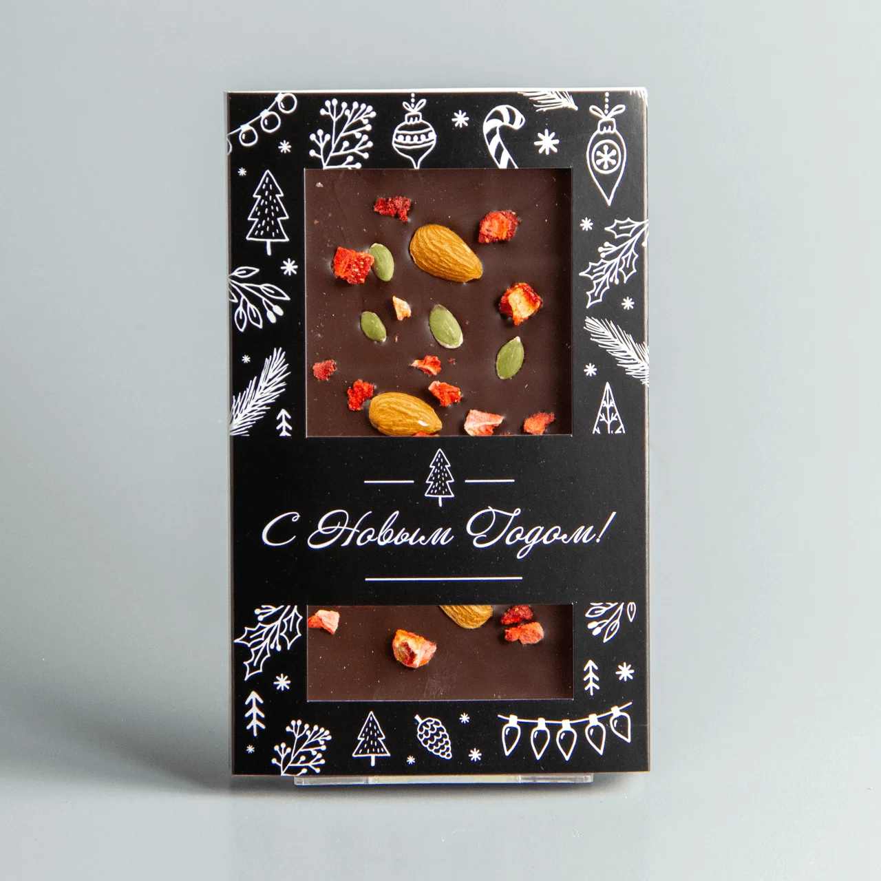 Тёмный шоколад с клубникой, миндалём и семечками тыквы НГ19