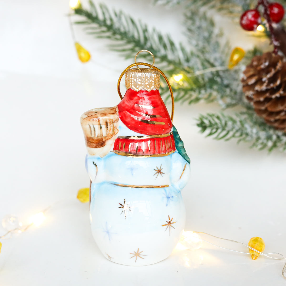 Елочная игрушка Снеговик с метлой