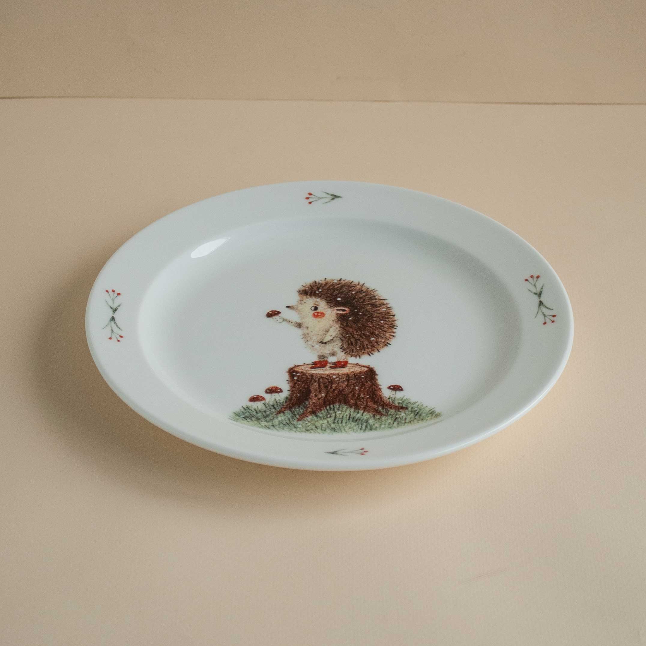 Тарелка Ежик на пенёчке, с грибочком, 20 см.