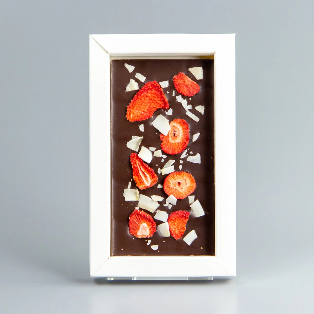 Тёмный шоколад с клубникой и кокосом НГ25