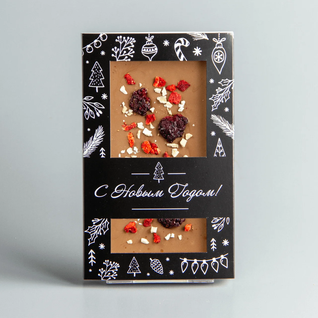 Молочный шоколад с клубникой, ежевикой и манго НГ23