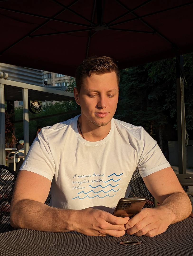 Футболка В наших венах голубая кровь (белая)