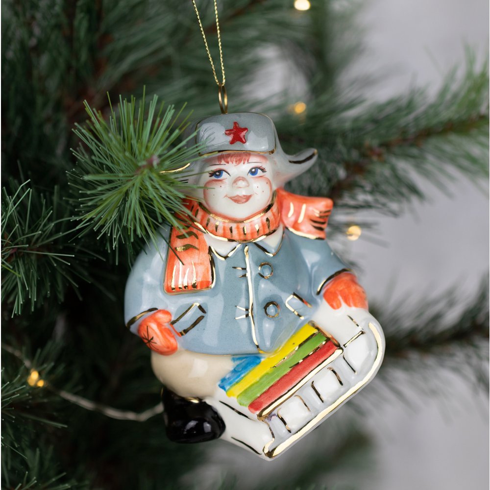 Елочная игрушка Мальчик с санками