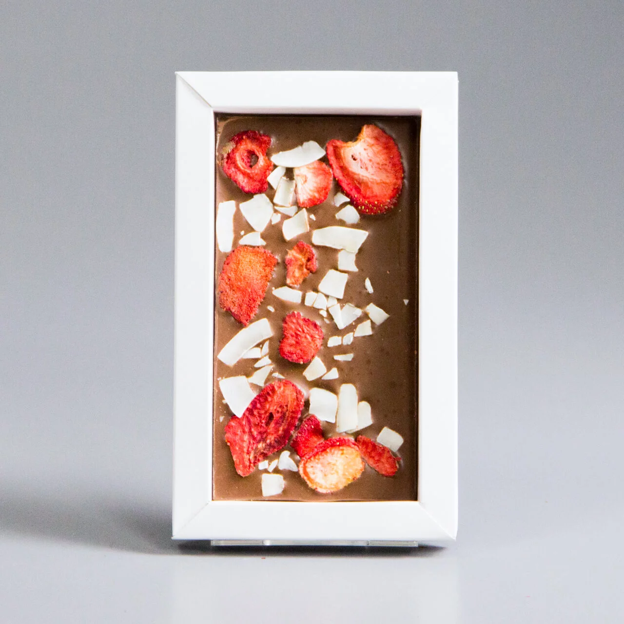 Молочный шоколад с клубникой и кусочками кокоса 12