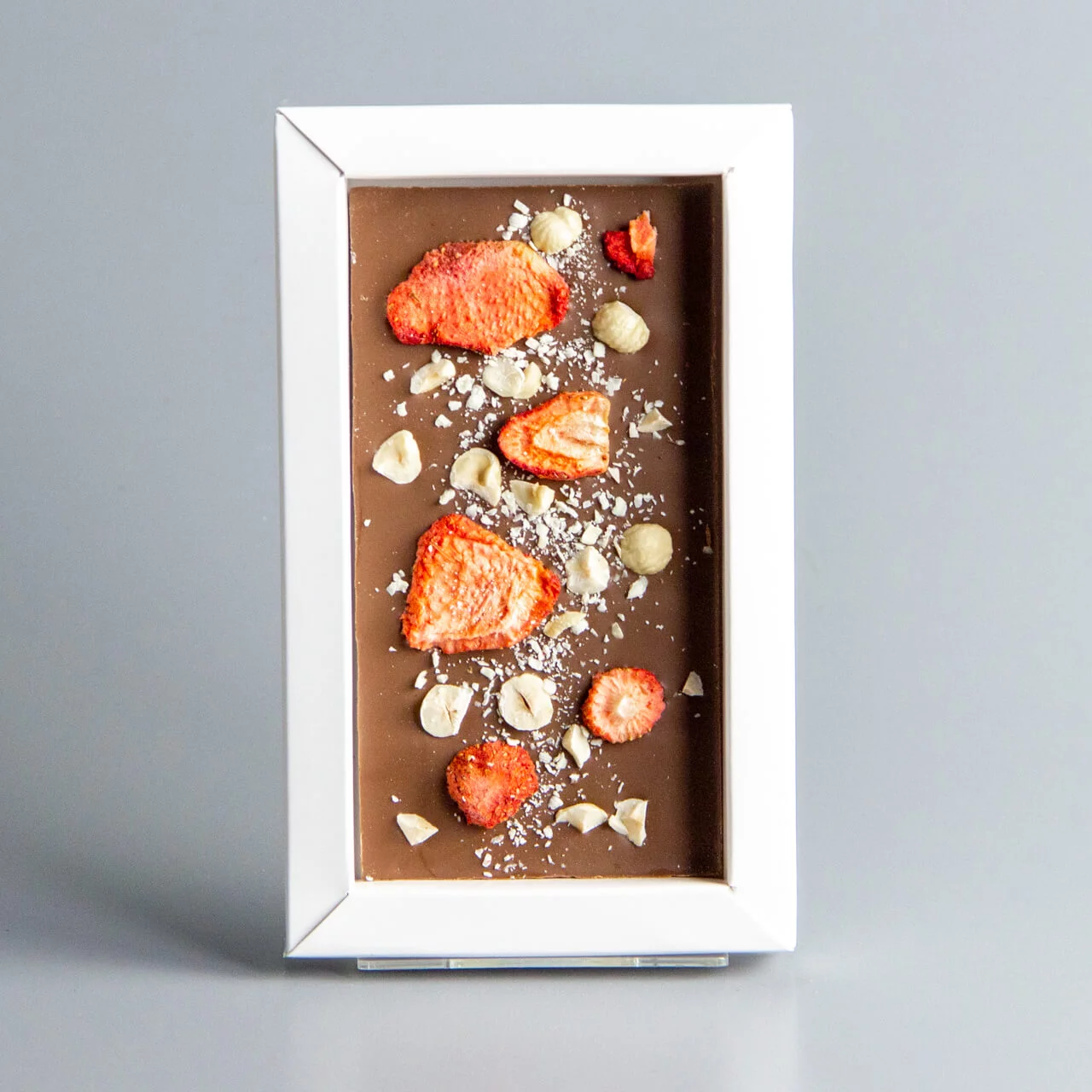 Молочный шоколад с клубникой и фундуком НГ6