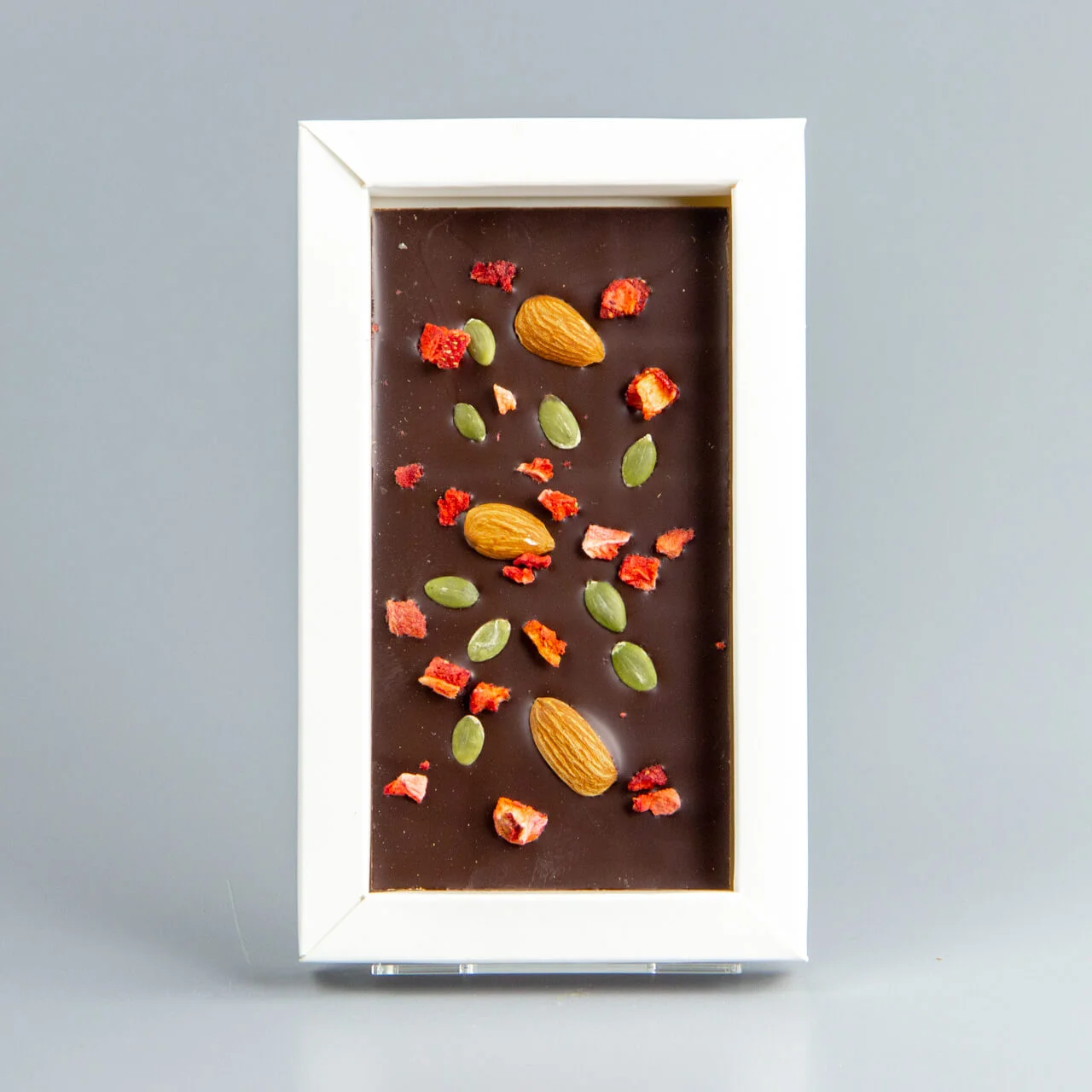 Тёмный шоколад с клубникой, миндалём и семечками тыквы НГ19