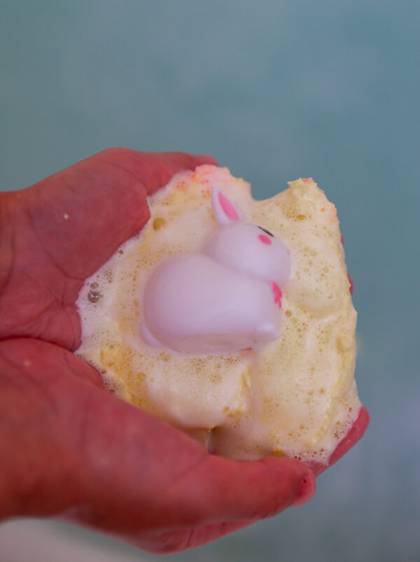 Бомба для ванны Малыш Кролик (с игрушкой внутри)