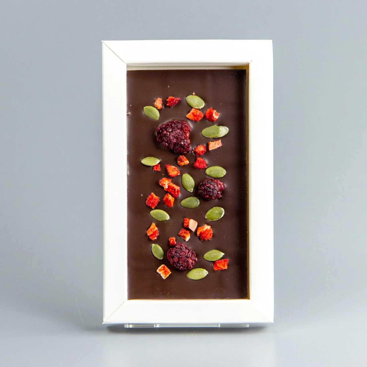 Тёмный шоколад с клубникой, ежевикой и семечками тыквы НГ27