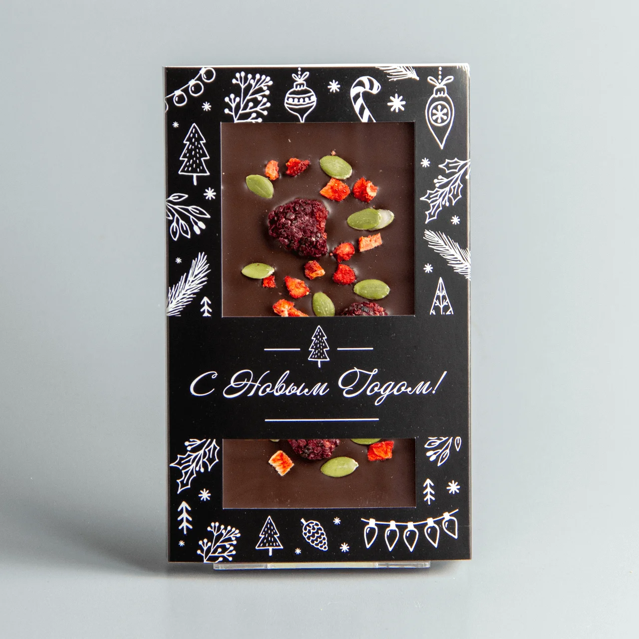 Тёмный шоколад с клубникой, ежевикой и семечками тыквы НГ27