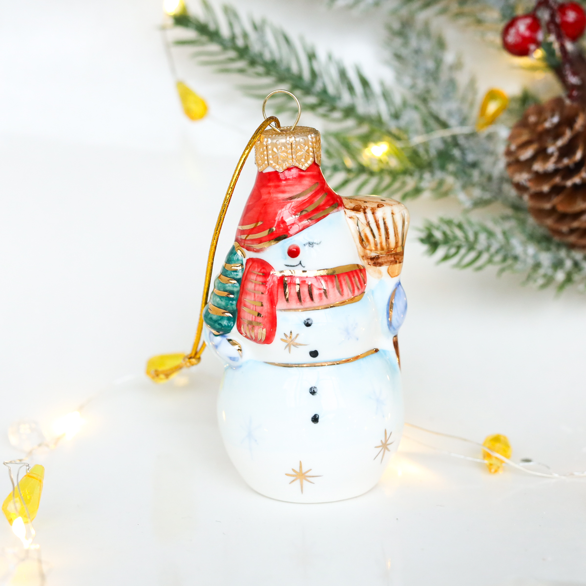 Елочная игрушка Снеговик с метлой