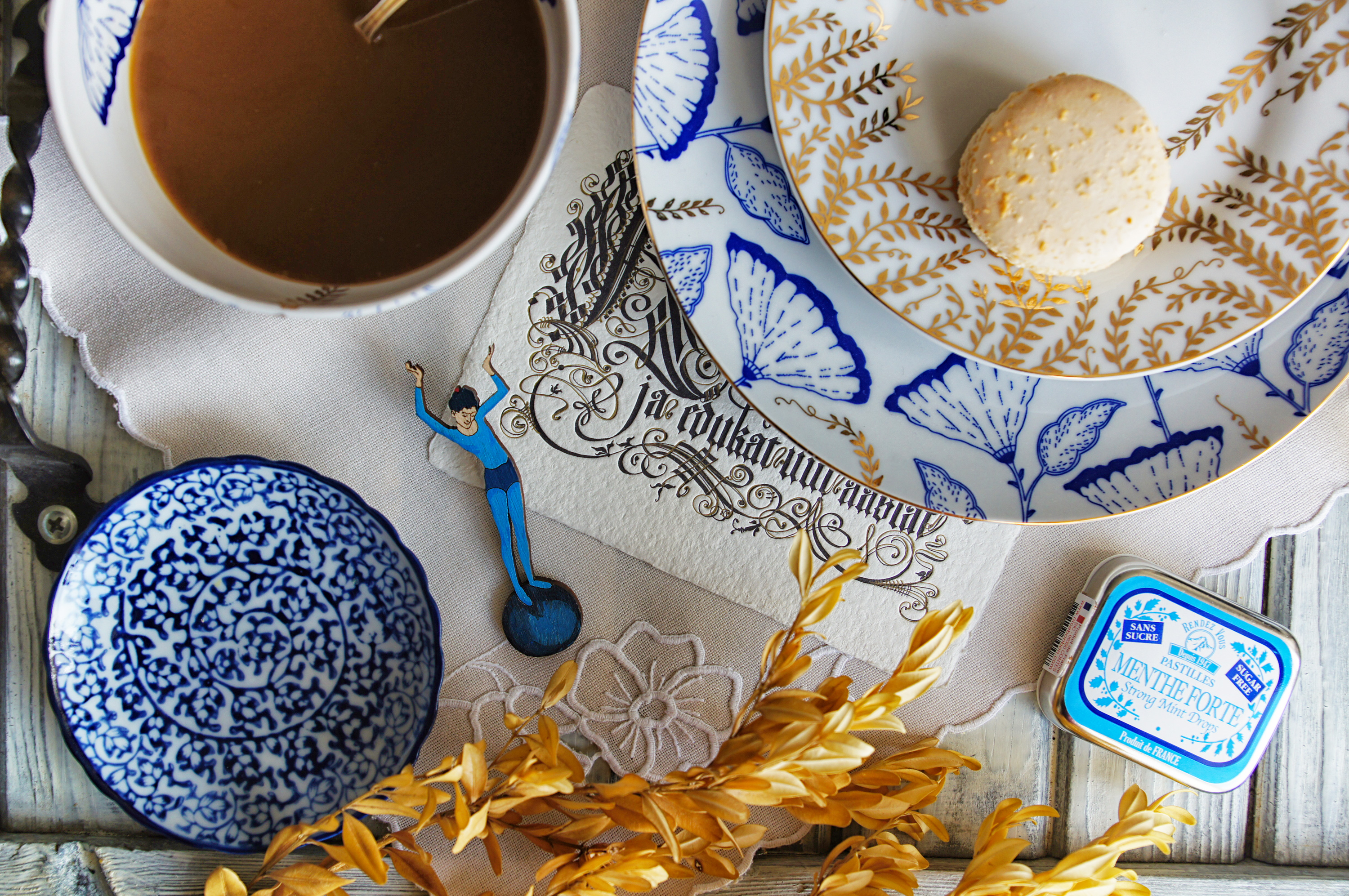 Брошь Девочка на шаре